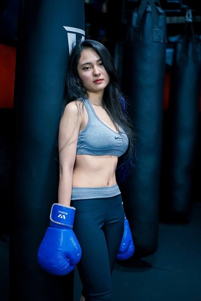  Nữ nhân viên ngân hàng sinh năm 1994 tên Đoàn Tú Anh hóa "boxing girl" lạnh lùng mà vẫn đẹp gợi cảm. Ảnh: BTC.